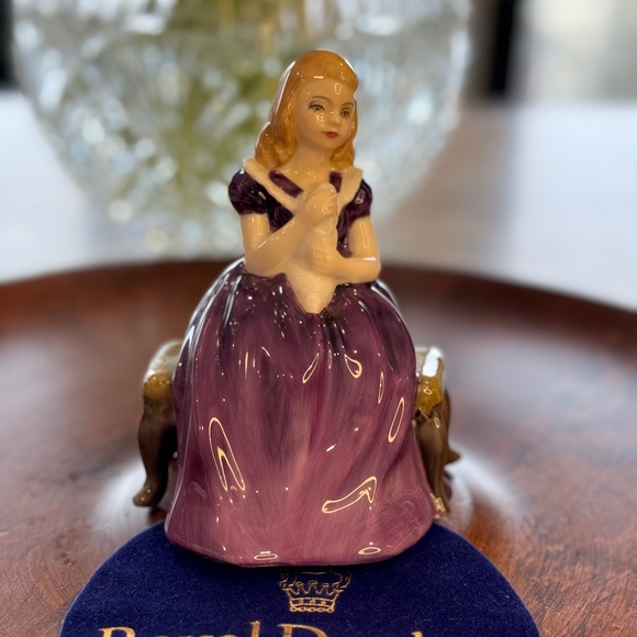 Royal Doulton miniature figurine "Affection" HN 2236. Girl with bunny sitting. - Picture 1 of 8